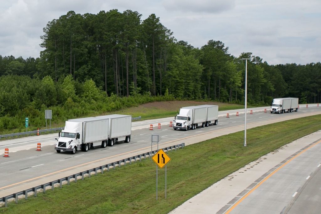 FedEx and Volvo demonstrate truck platooning on US highway