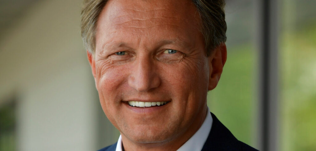 Emirates Post CEO recognized with industry award