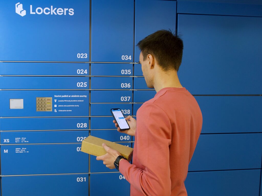 Paysera launches open, solar-powered parcel locker network in Lithuania