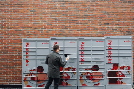 Man using a Pakkebok parcel locker