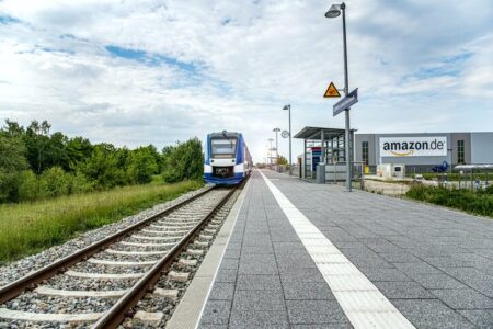 Amazon launches rail service for e-commerce shipments