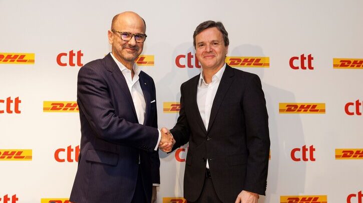 DHL eCommerce and CTT Expresso partner on Iberian parcel delivery network João Bento, CEO of CTT - Correios de Portugal and Pablo Ciano, CEO DHL eCommerce shaking hands.