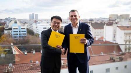 Representatives of Temu and Austrian Post hold the MoU signed to expand logistics and e-commerce in Europe