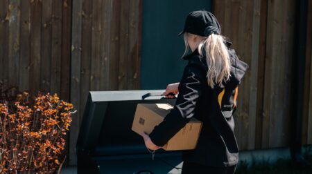 Omniva launches private parcel locker pilot in Rae municipality.