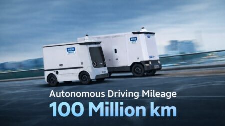 Neolix sets robovan test miles record Neolix autonomous robovans driving along a highway with the testing achievement written in text across the image.