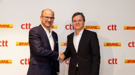 From left to right – João Bento, CEO of CTT - Correios de Portugal, and Pablo Ciano, CEO DHL eCommerce, shake hands.