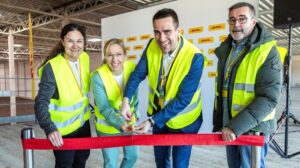 L-R: Katrin Hölter, chief executive officer, DHL Supply Chain Germany & Alps; Marie Schäfer, business unit director west DHL Supply Chain Germany & Alps; Dr. Daniel Phiesel, mayor of Rheinbach; and Bertram Persuhn branch manager cutting the ribbon at the announcement ceremony