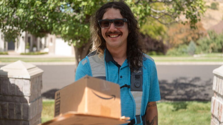 Amazon invests further US$1.9bn in DSP program An Amazon worker wearing Amazon Smart Delivery Glasses, which provide hands-free scanning, navigation and safety features designed with input from DSP owners and their DAs.